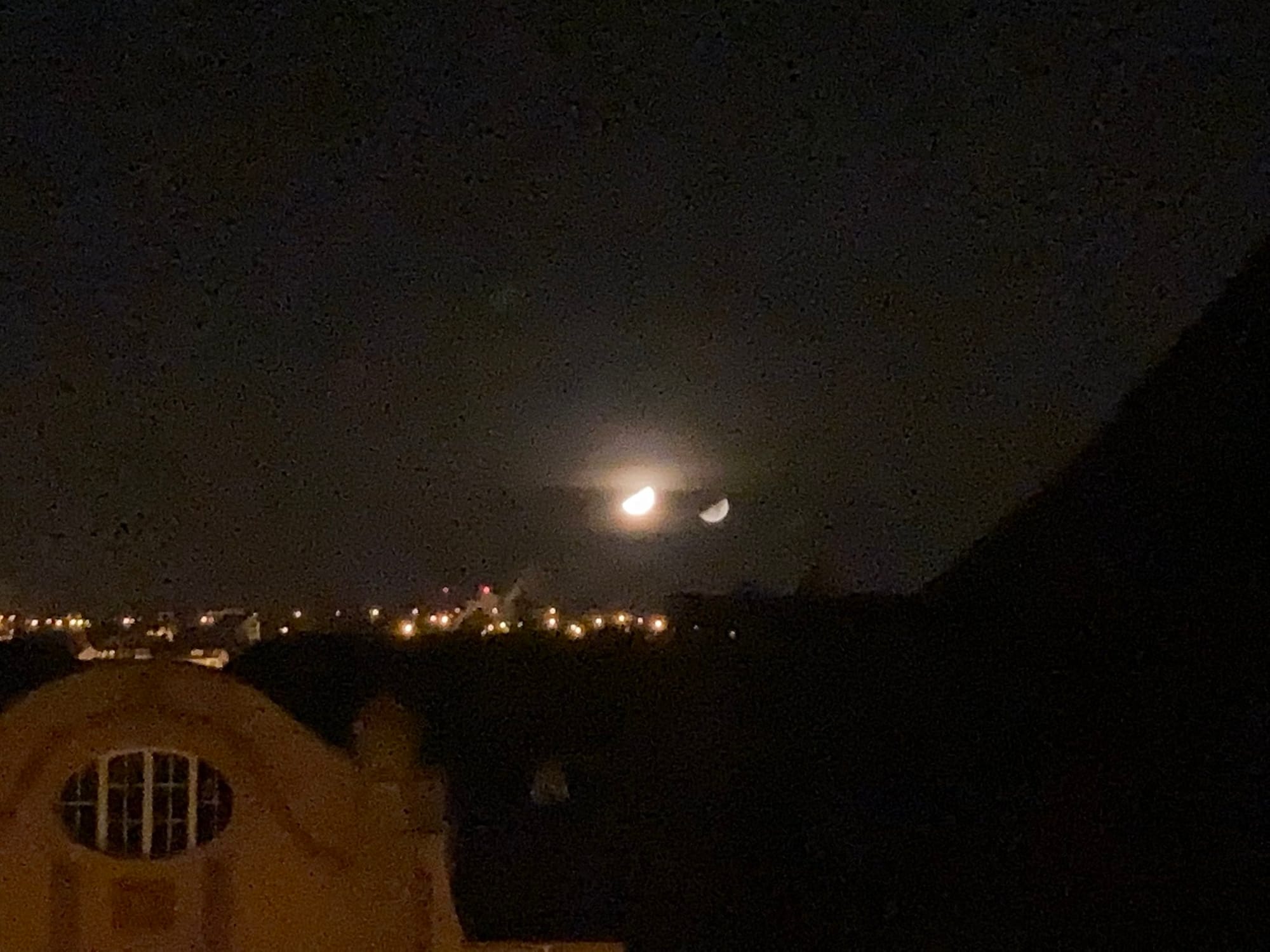 Der Mond spiegelt sich so im Fenster, dass er sich doppelt. (C) Herr Montag.