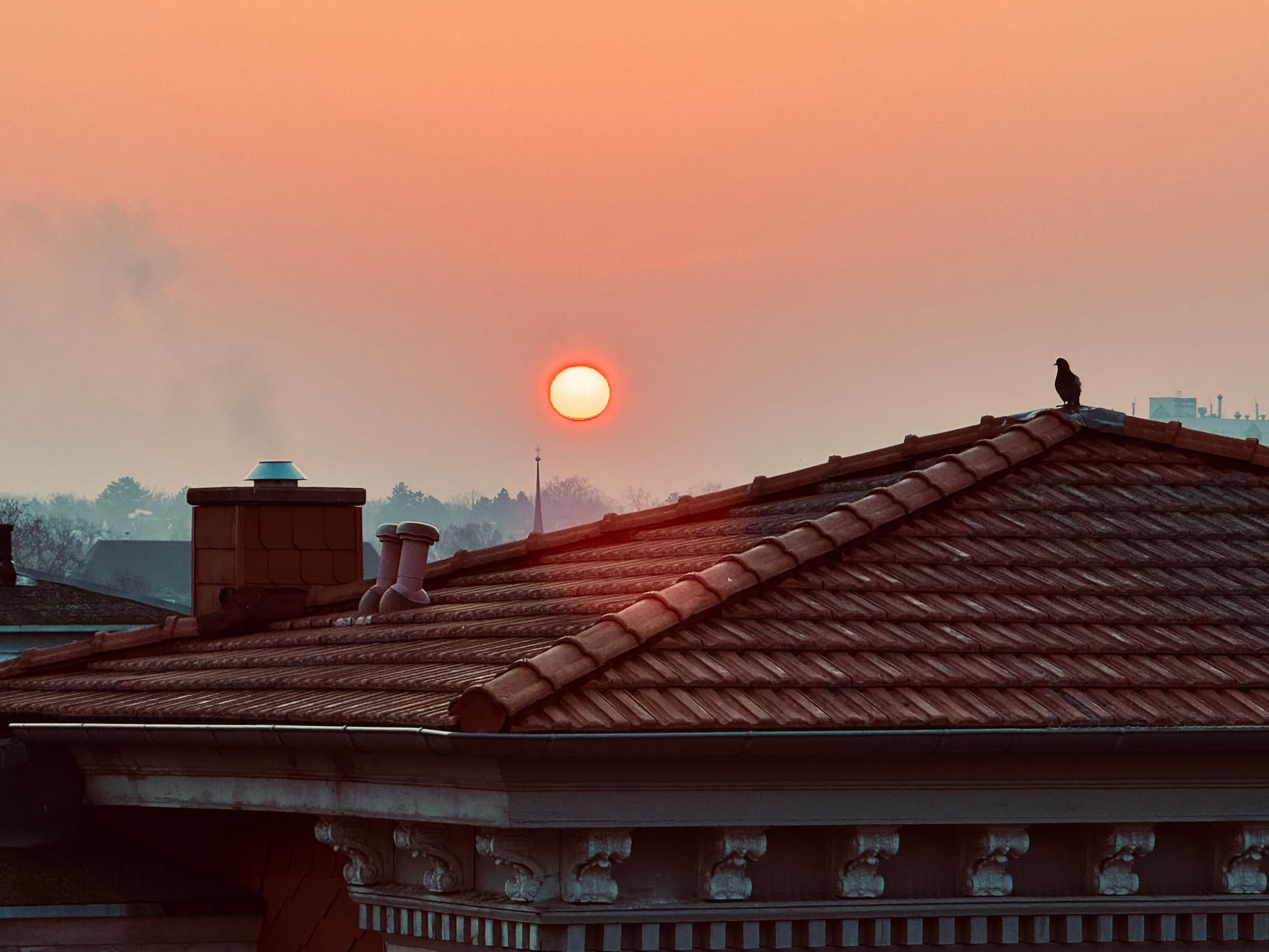 Verschiedene Bilder vom selben Motiv. Der Sonnenaufgang über der Stadt.